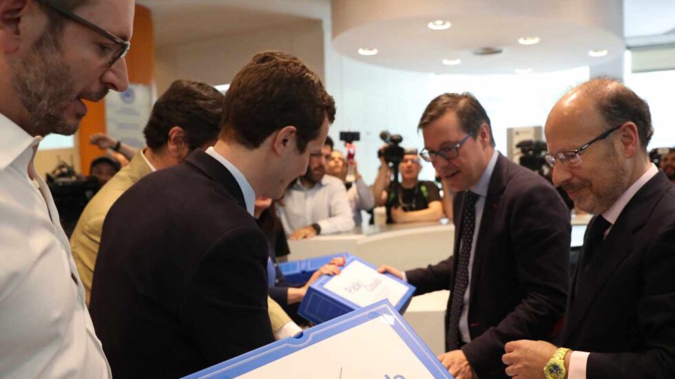 Pablo Casado, este miércoles entregando sus avales para las primarias del Partido Popular.