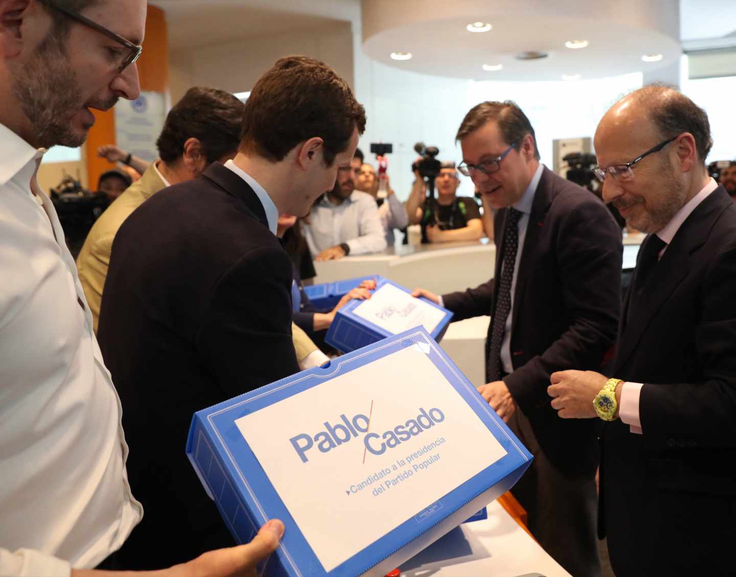 Pablo Casado, este miércoles entregando sus avales para las primarias del Partido Popular.