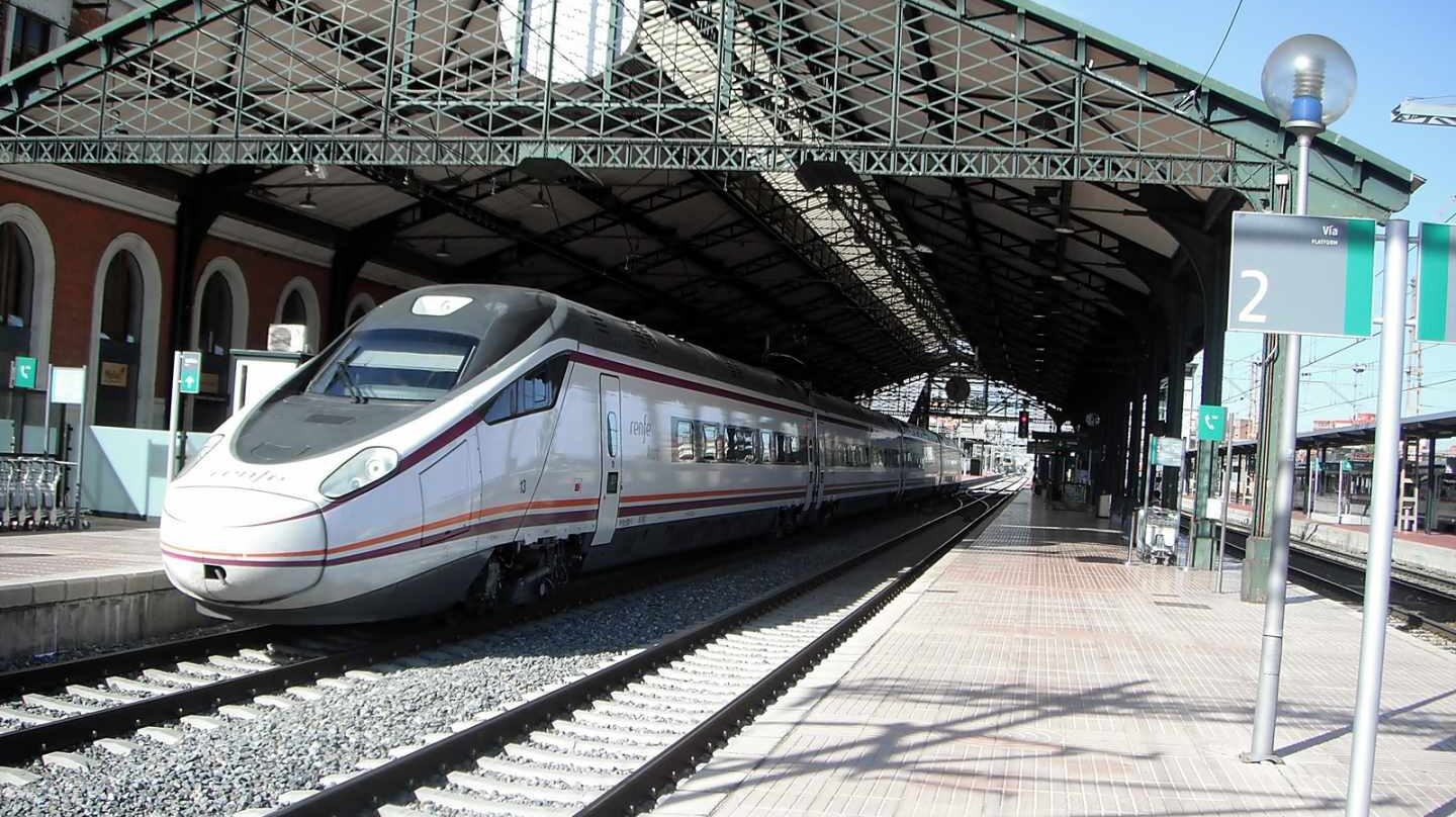 Tren Avant S-114 fabricado por Alstom y CAF, parado en la estación de Valladolid-Campo Grande.