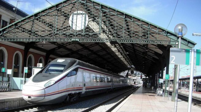 Tren Avant S-114 fabricado por Alstom y CAF, parado en la estación de Valladolid-Campo Grande.