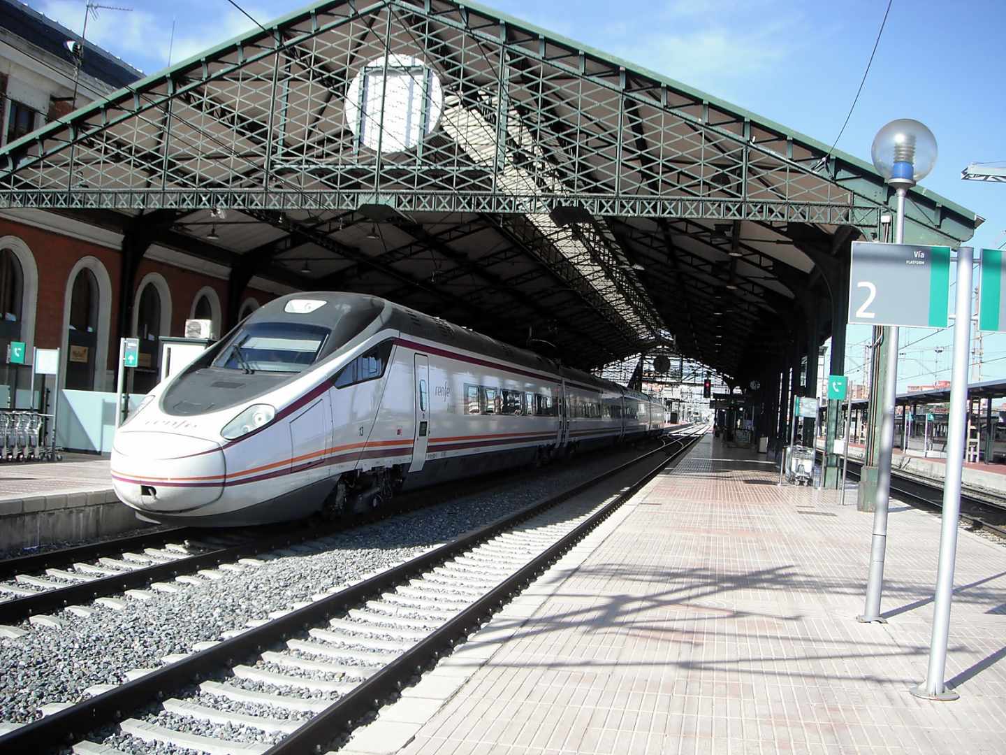 Tren Avant S-114 fabricado por Alstom y CAF, parado en la estación de Valladolid-Campo Grande.