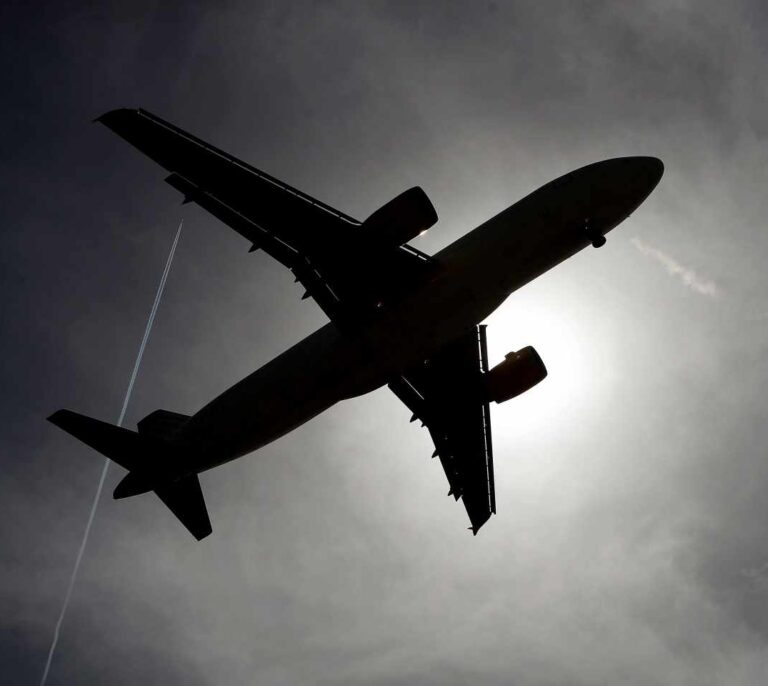 La CNMC corrige a Aena y le impone una rebaja mayor de lo que cobra a las aerolíneas
