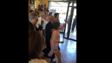 Santamaría y Méndez de Vigo, de karaoke tras un acto de campaña