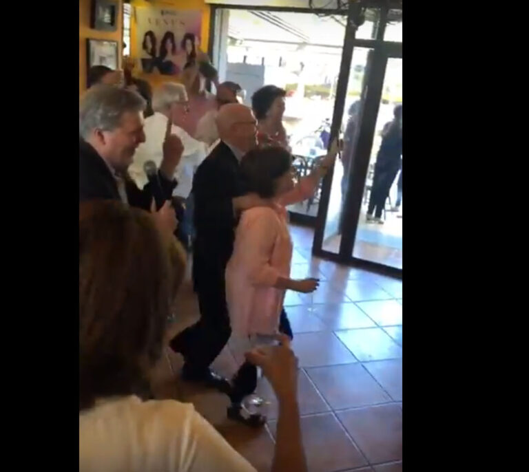 Santamaría y Méndez de Vigo, de karaoke tras un acto de campaña