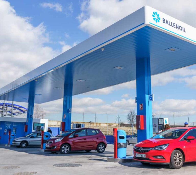 Las gasolineras 'low cost' lanzan otra ofensiva a Repsol y Cepsa con ahorros de hasta 25 céntimos por litro