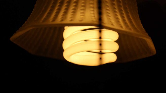 El precio de la luz se triplica en un año y ya supera los 140 euros el megavatio hora Una bombilla encendida de una casa