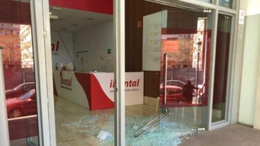 Afectados derriban la puerta de iDental en Valencia, que se une a los cierres de la cadena