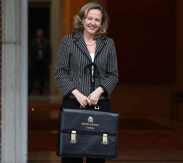 Sánchez da todo el poder económico a Calviño, que presidirá la Comisión Delegada