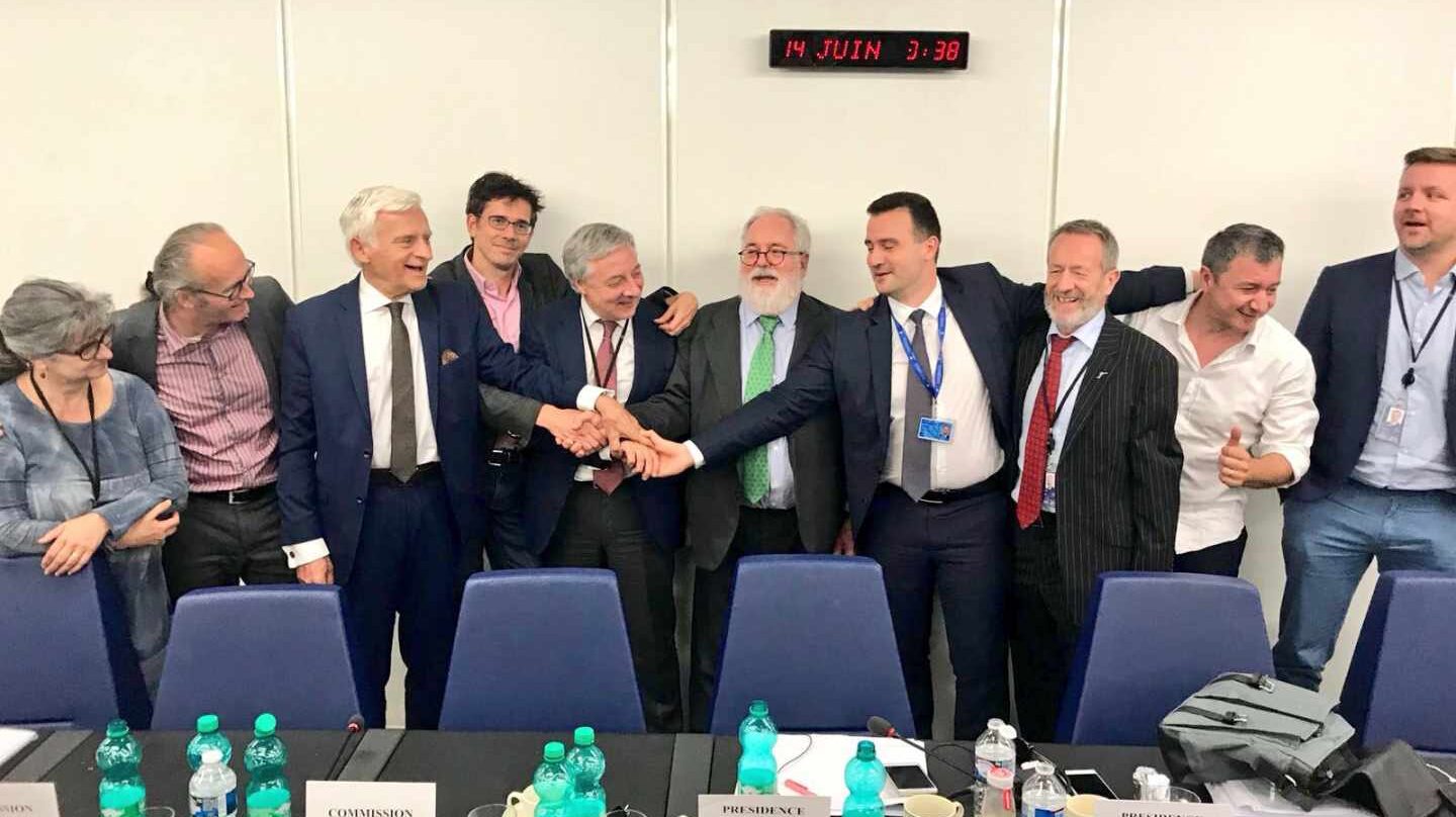 Miembros de la Comisión Europea, el Consejo Europeo y la Eurocámara celebran el acuerdo de objetivo de renovables.