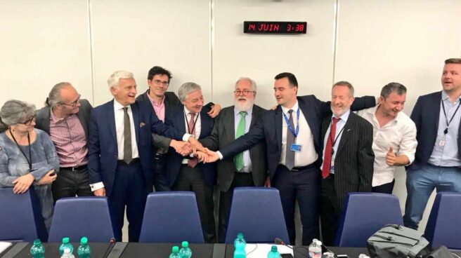 Miembros de la Comisión Europea, el Consejo Europeo y la Eurocámara celebran el acuerdo de objetivo de renovables.