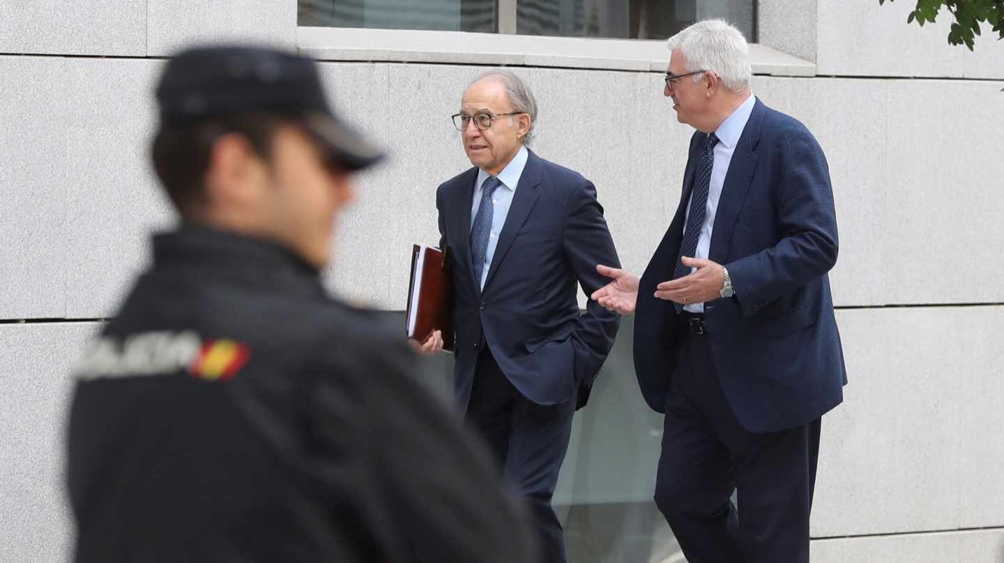 El exconsejero Carlos Mayor Oreja (derecha), a su llegada a los tribunales.