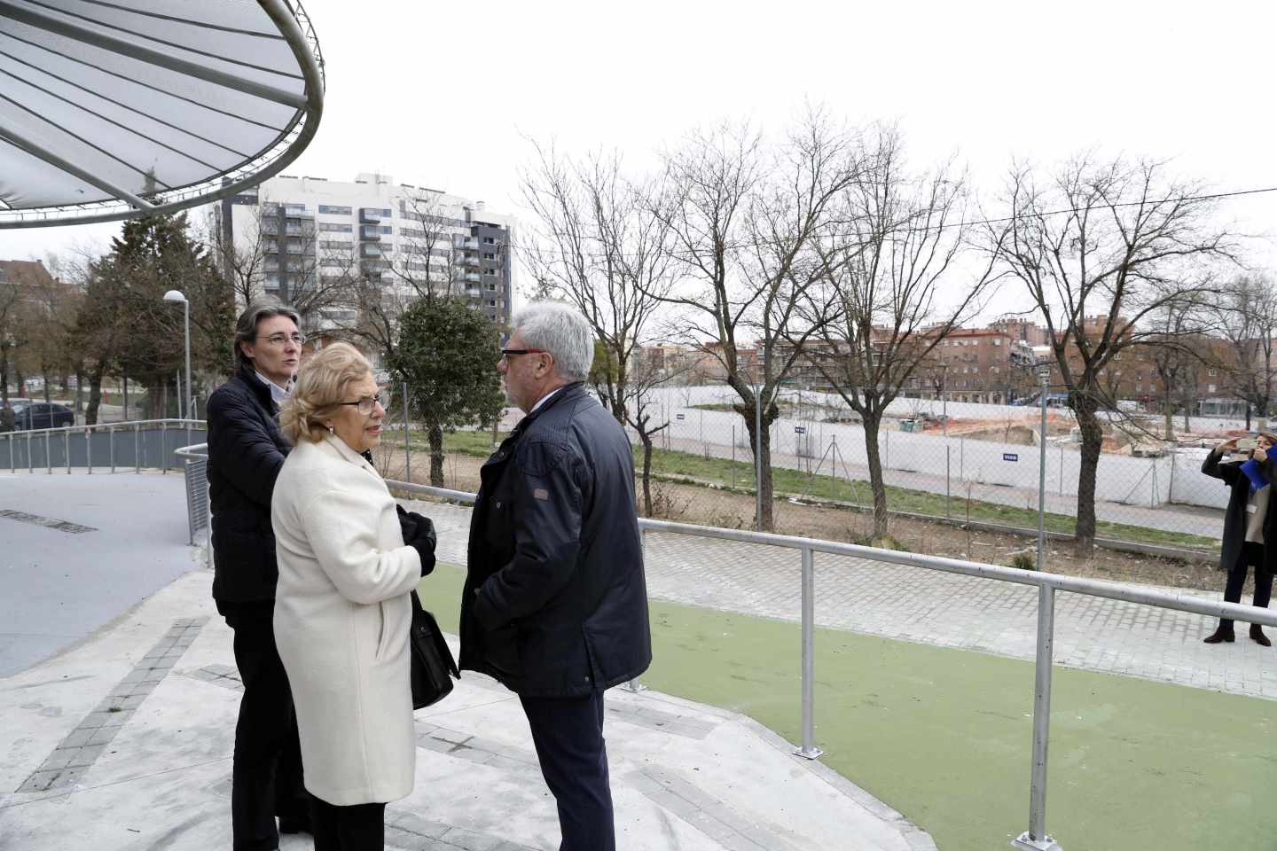 La alcaldesa visita varias promociones de la Empresa de la Vivienda en un distrito madrileño.