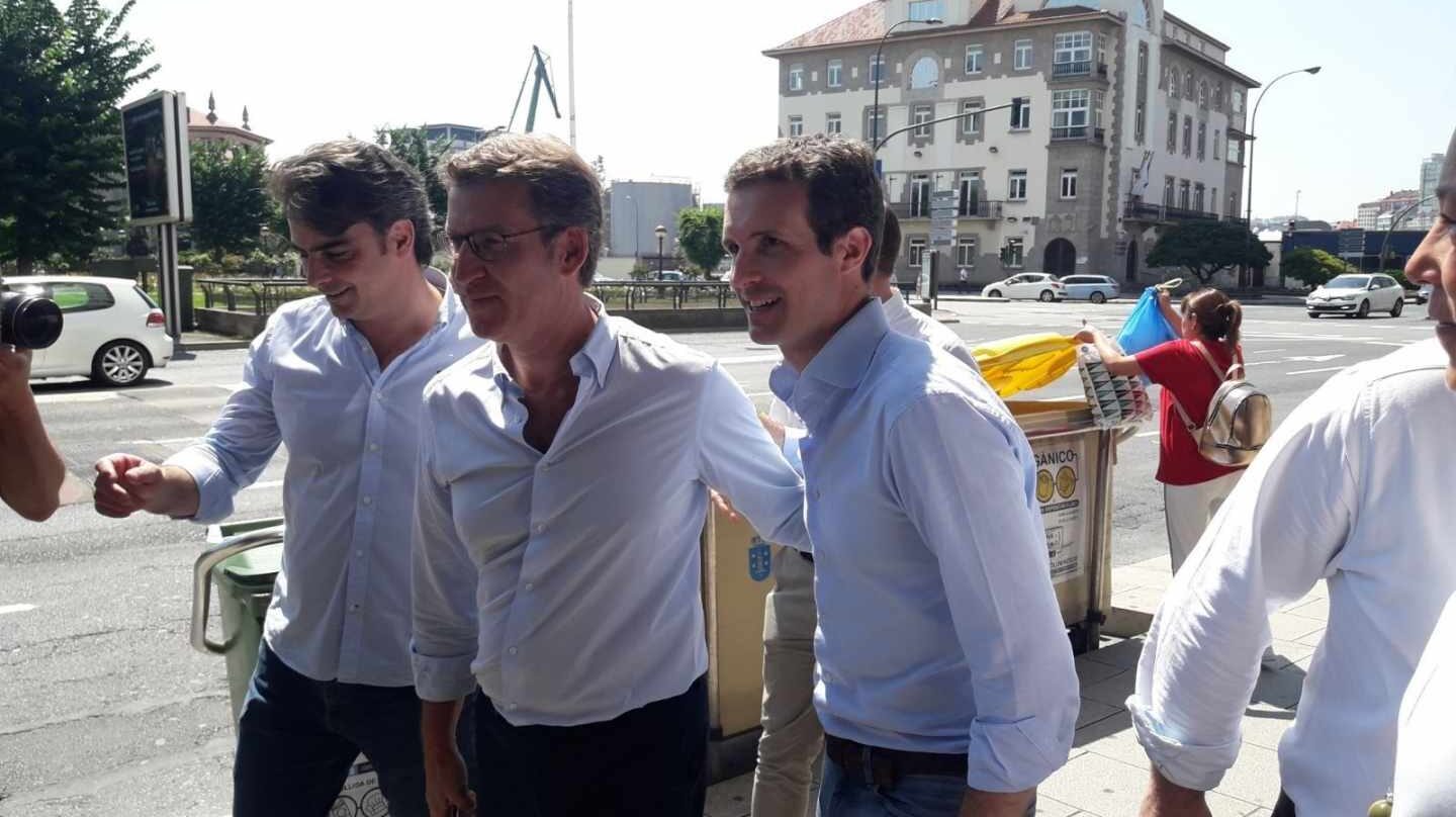 Pablo Casado, acompañado por Núñez Feijóo, durante una visita a Galicia.