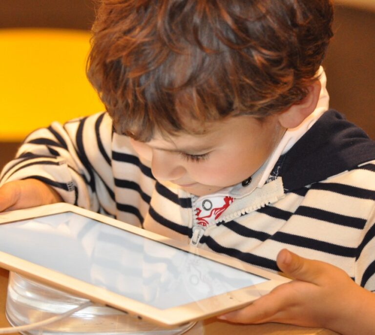 No, tu hijo no es “nativo digital”