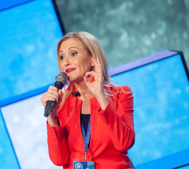 Cristina Cifuentes, en las quinielas para concursar en Supervivientes
