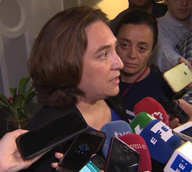 La oposición reprueba por tercera vez a Ada Colau por el conflicto de los manteros