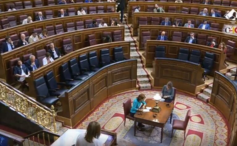 Vacío en la bancada del Ejecutivo en el primer pleno del nuevo Gobierno