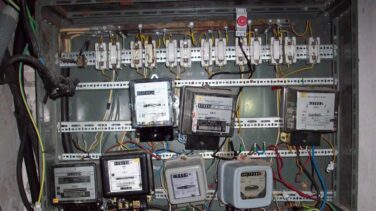 El fraude de la luz: empresas y grandes clientes son los que (te) roban electricidad