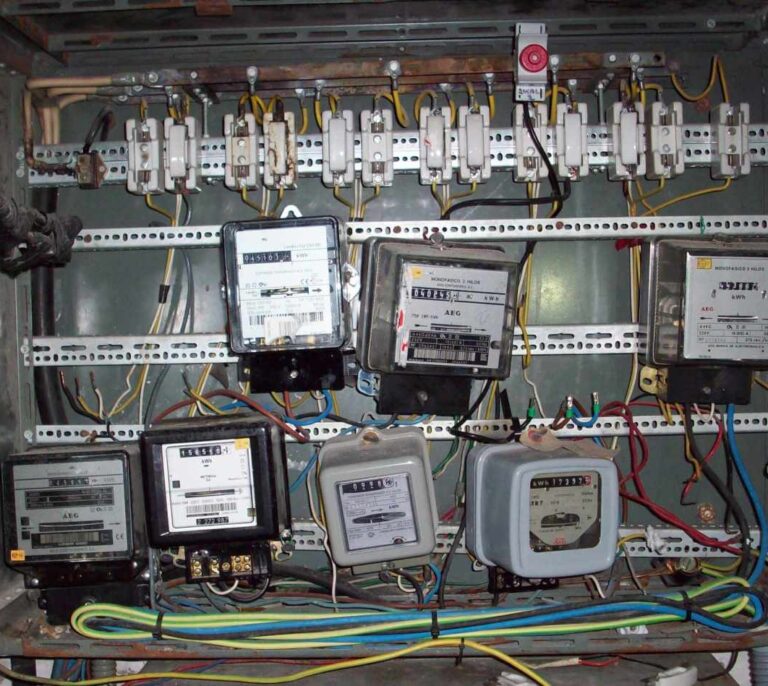El fraude de la luz: empresas y grandes clientes son los que (te) roban electricidad
