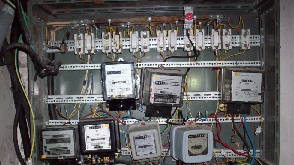 Contadores eléctricos manipulados.