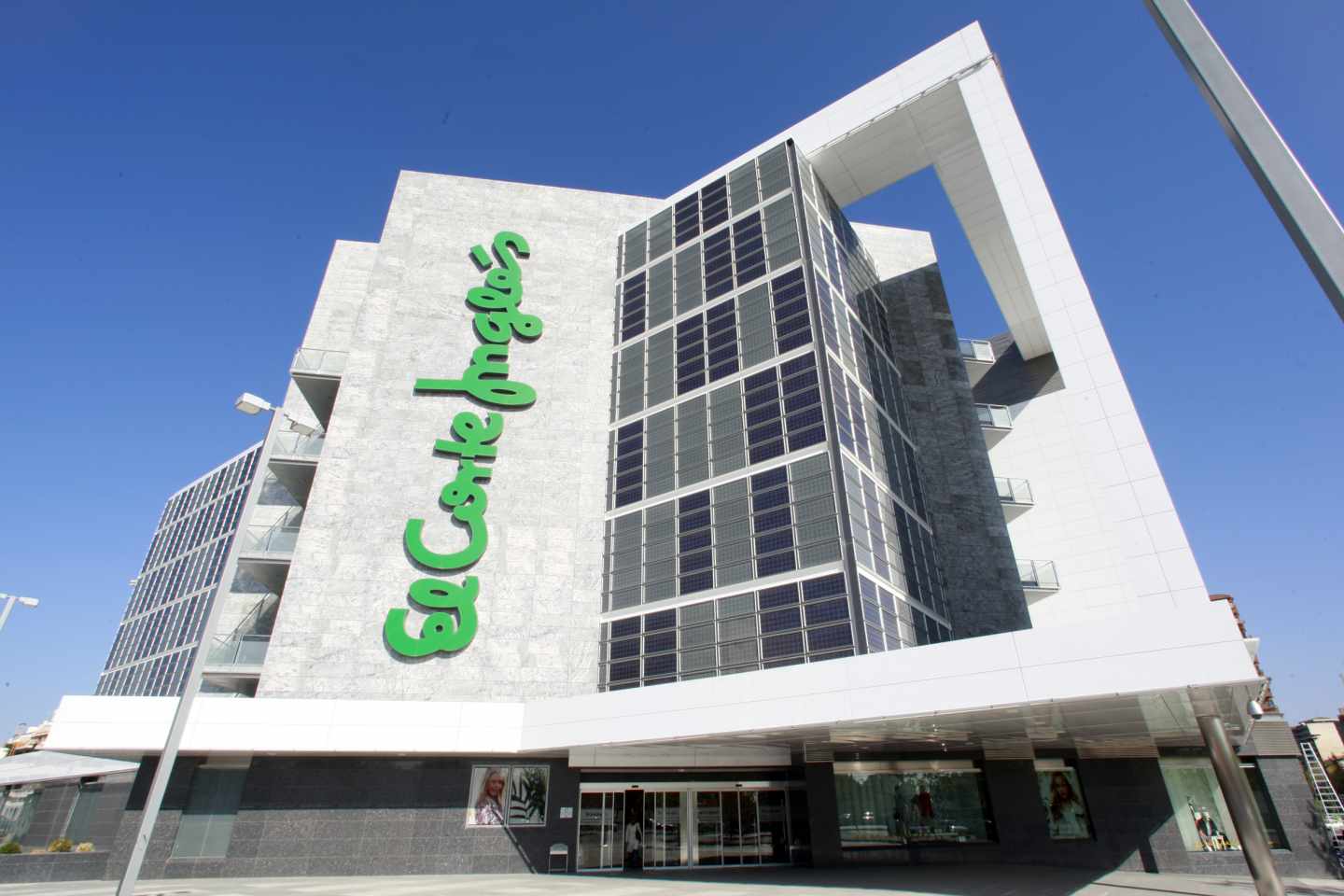 El Corte Inglés prepara la apertura total de sus centros a partir del lunes y la salida paulatina del ERTE