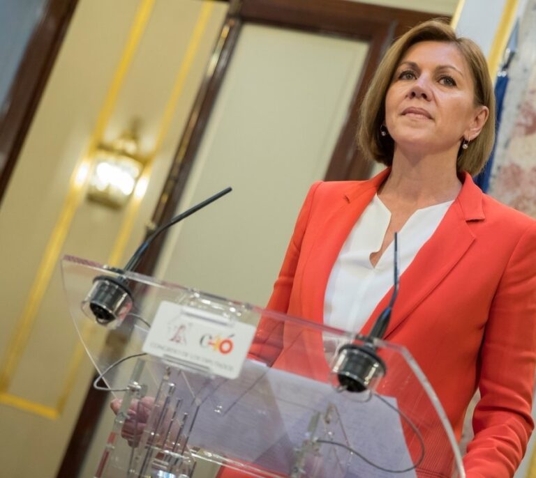 Cospedal da el paso para suceder a Rajoy con descalificaciones a Sáenz de Santamaría
