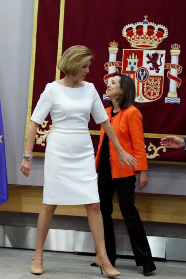 La ministra de Defensa, Margarita Robles, junto a su predecesora en el cargo, María Dolores de Cospedal, durante la ceremonia de traspaso de cartera en el Ministerio de Defensa en Madrid.