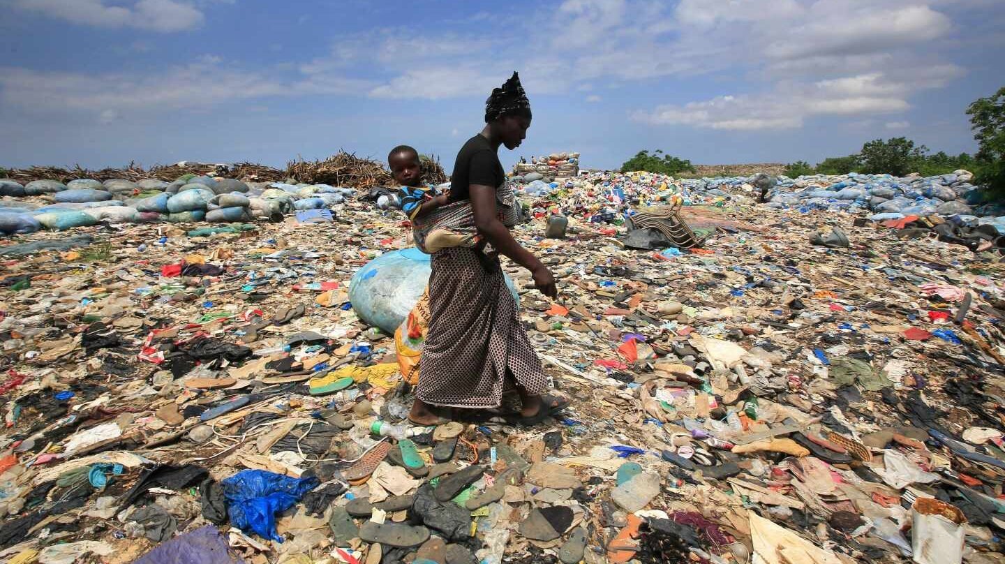 Una mujer rebusca botellas de plástico en el basurero de Akouedo, en Abiyán (Costa del Marfil) el 29 de mayo de 2018.