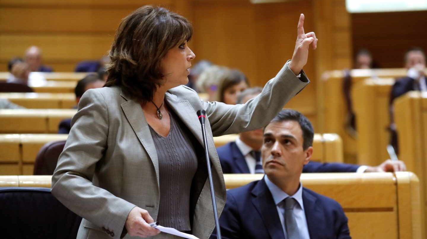 La ministra de Justicia, Dolores Delgado, junto a Pedro Sánchez en el Senado.