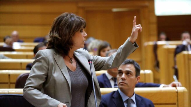 Dolores Delgado junto a Pedro Sánchez en el Senado en una imagen de archivo.