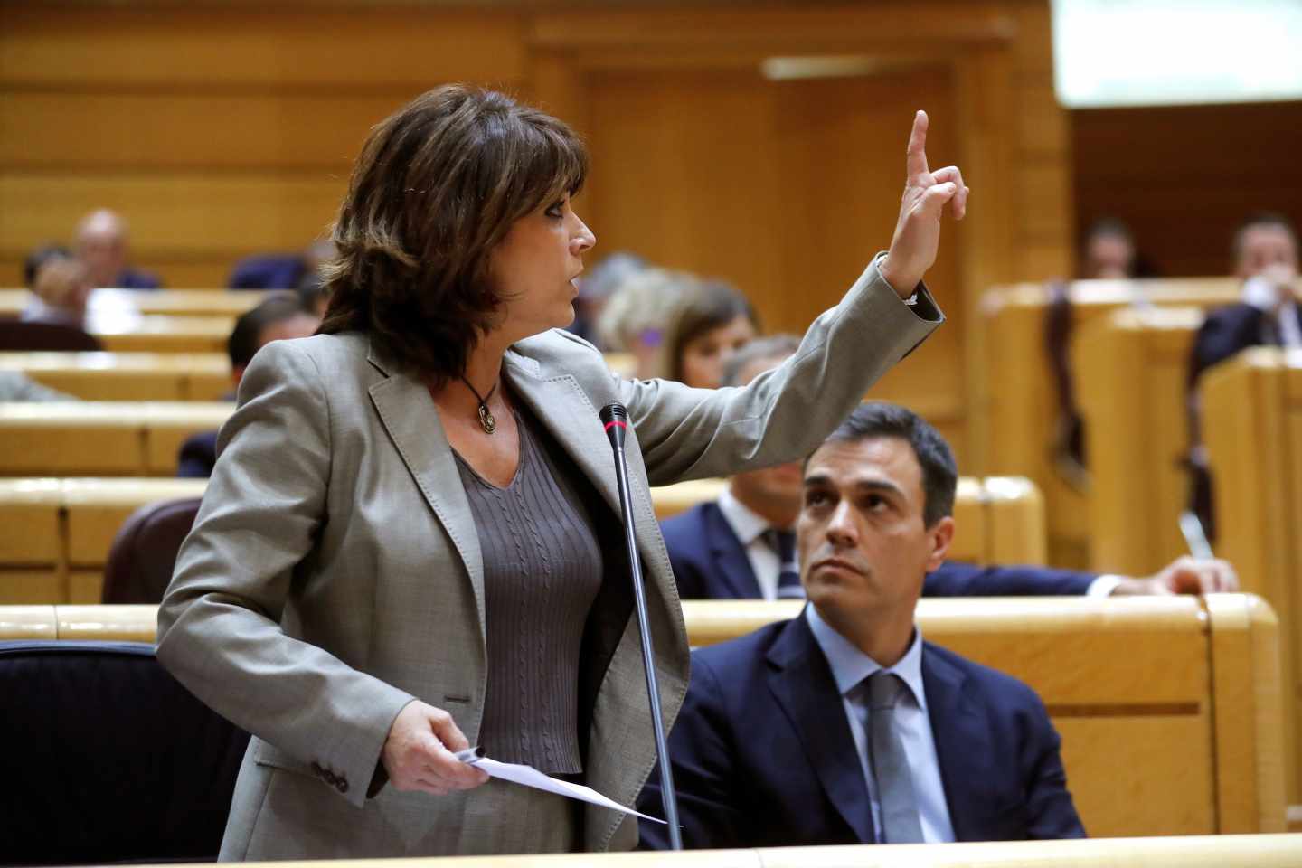 Dolores Delgado junto a Pedro Sánchez en el Senado en una imagen de archivo.