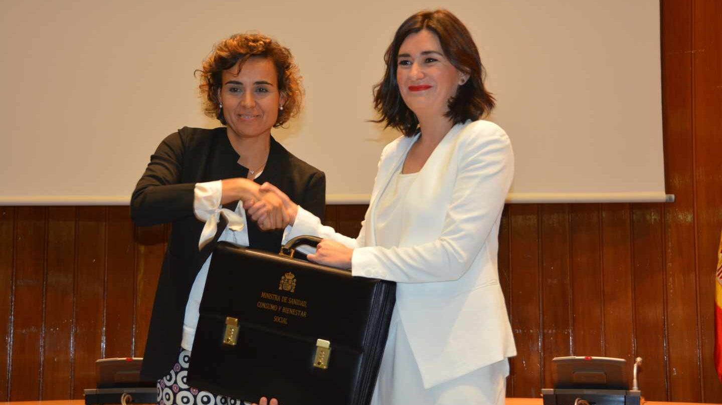 Carmen Montón (derecha) recibe la cartera de Sanidad de la ya ex ministra Dolors Montserrat.