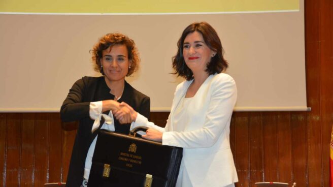 dolors montserrat y carmen monton en el traspaso de cartera de Sanidad Carmen Montón (derecha) recibe la cartera de Sanidad de la ya ex ministra Dolors Montserrat.
