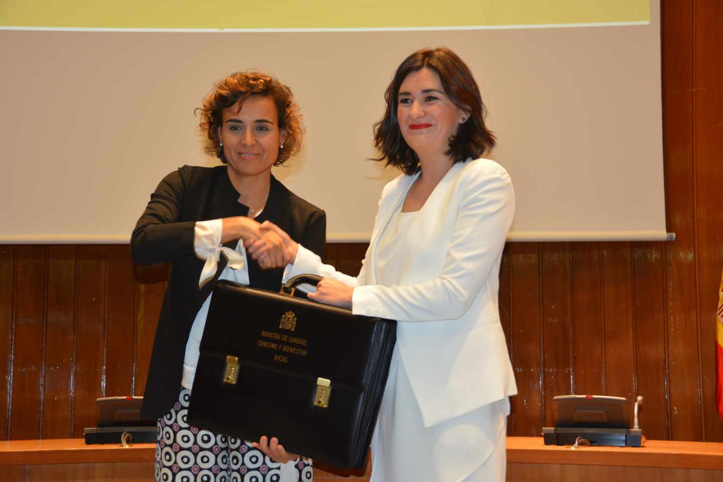 Carmen Montón (derecha) recibe la cartera de Sanidad de la ya ex ministra Dolors Montserrat.
