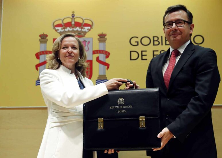 La ministra de Economía Nadia Calviño, recibe la cartera de su antecesor en el cargo Román Escolanol.