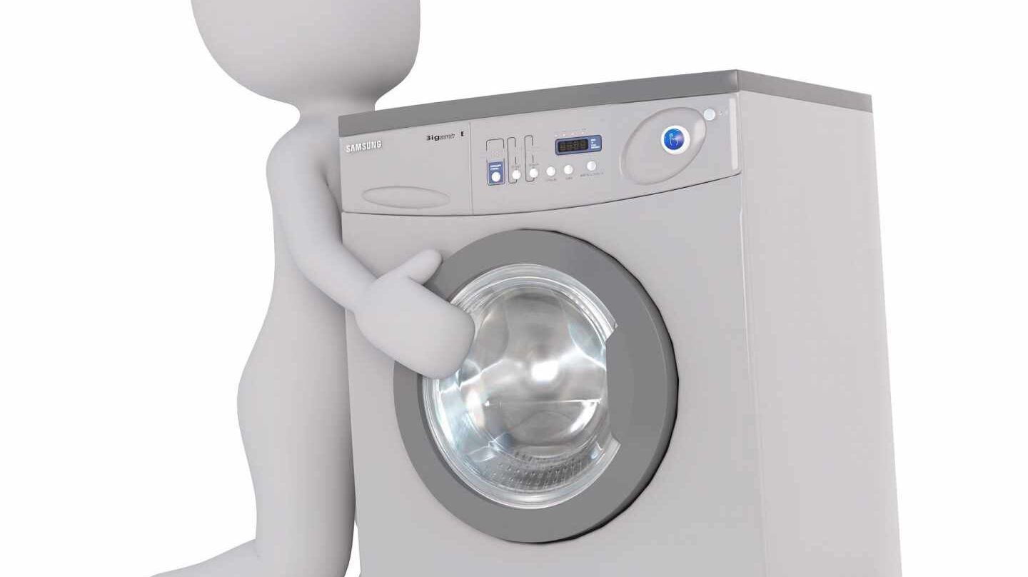 La llegada de los electrodomésticos a los hogares de los países desarrollados se percibió a principios del siglo pasado como un signo de progreso y bienestar. Las lavadoras, lavavajillas, frigoríficos, microondas y televisiones nos han facilitado mucho la vida cotidiana, pero también ha traído consigo consecuencias medioambientales, como el incremento exponencial del consumo de electricidad en los hogares y la acumulación de una enorme cantidad de basura tecnológica (se calcula que cada año de media un español desecha 20 kilos de residuos electrónicos y eléctricos, según el informe Global E-waste Monitor 201 del programa Ciclos Sostenibles de la Universidad de las Naciones Unidas). La eclosión de las nuevas tecnologías y la cultura de lo nuevo no han hecho sino acrecentar este problema. De ahí que las directrices de consumo responsable a las que hace referencia el Objetivo de Desarrollo Sostenible número 12 de Naciones Unidas nos inviten a replantear nuestra manera de utilizar estos aparatos. Esto significa que debemos optimizar su uso, apostar por los modelos menos contaminantes y alargar la vida útil de los aparatos lo máximo posible. “Tratar bien” nuestros electrodomésticos ayuda simultáneamente a rebajar la factura de la luz y la huella ecológica de nuestro hogar. Según señala Antonio Agudo, técnico de electrodomésticos consultado por El Independiente, “el mal uso no implica que se tenga que estropear el aparato, pero sí que es cierto que un mínimo mantenimiento alaga su vida útil”. La problemática de la obsolescencia programada no ayuda precisamente a reducir la acumulación de basura electrónica. “Los fabricantes saben perfectamente cuando van a empezar a fallar los electrodomésticos porque, a pesar de que no está permitido, siguen poniendo en práctica la obsolescencia programada”, apunta este técnico, que argumenta que “tras más de cuarenta años en el sector, cada modelo suele tener el mismo tipo de averías. Lo bueno para el medio ambiente sería poder arreglar los aparatos como se hacía antiguamente, pero muchas veces no se hace porque sale más caro arreglar el aparato que adquirir uno nuevo”. Hay cuestiones sobre las que los consumidores sí tenemos capacidad de cambio. Podemos acostumbrarnos a apagar bien los aparatos evitando el stand-by , o elegir bien la ubicación de los mismos. Por ejemplo, es recomendable que la nevera tenga suficiente espacio para respirar y que se instale lejos de focos de calor; al contrario que la lavadora, que es conveniente que esté alejada de zonas frías. Las empresas también se suman al cuidado del medio ambiente invirtiendo en I+D para desarrollar electrodomésticos cada vez más sostenibles. Ejemplo de ellos son algunos que ya funcionan con energía solar, como balanzas y básculas, que permiten pesar con precisión incluso un gramo tanto con luz natural como artificial. En las lavadoras, uno de los electrodomésticos que más se utiliza en casa (unas 200 coladas de media al año), la innovación es imprescindible. En el mercado ya se puede encontrar estos aparatos con tecnologías capaces de ahorrar hasta un del 21% de consumo de electricidad consumida y hasta un 18% de agua en cada lavado, minimizando así las emisiones de CO2. También se han “puesto las pilas” los fabricantes de placas. En el mercado podemos encontrar algunas que ahorran hasta el 20% de energía con respecto a una convencional.