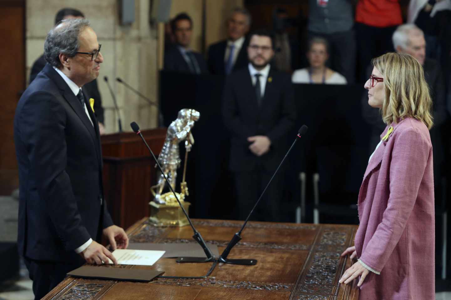 La nueva consellera de Presidencia, Elsa Artadi (d), promete su cargo ante el presidente de la Generalitat, Quim Torra.