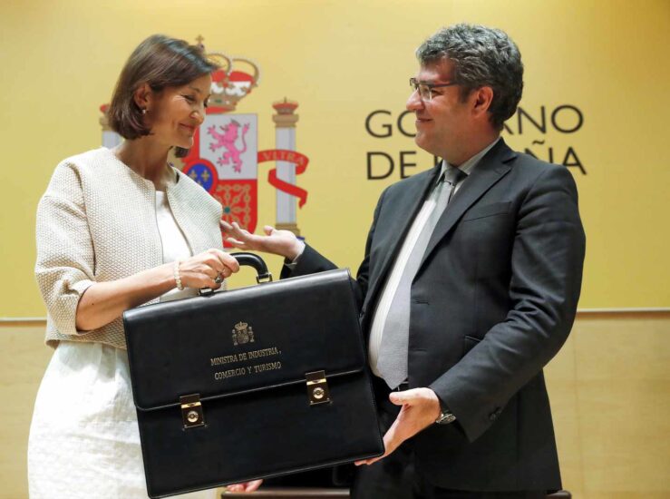 La ministra de Industria Reyes Maroto, recibe la cartera de su antecesor en el cargo Álvaro Nadal.
