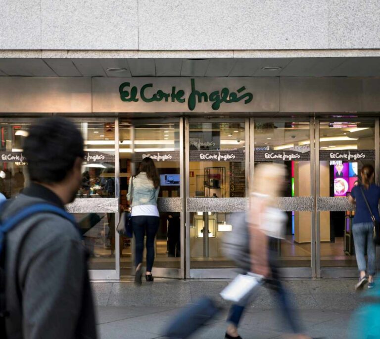 El Corte Inglés, Carrefour e Ikea acuerdan subir el sueldo un 17% a sus trabajadores