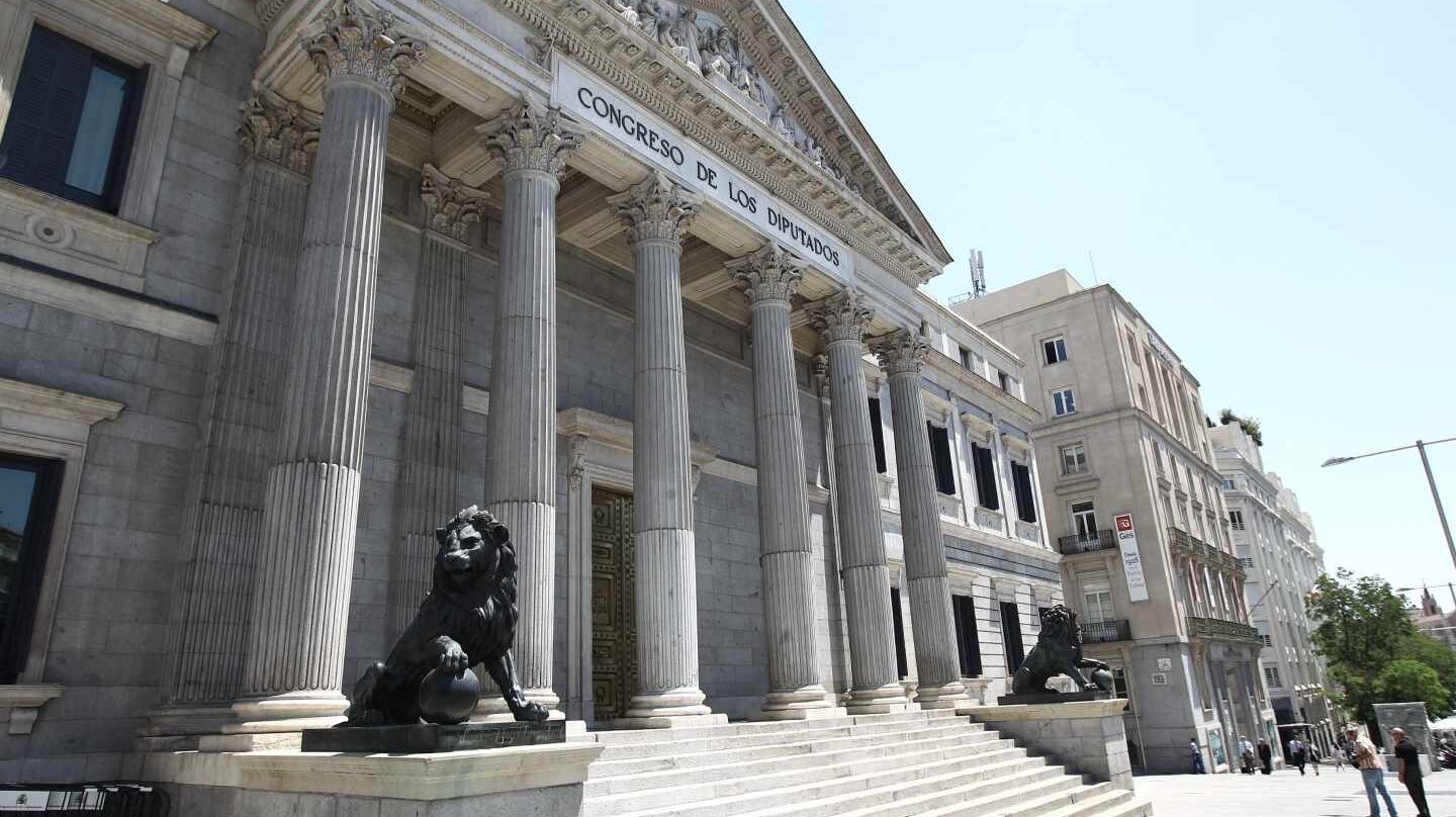 Fachada del Congreso de los Diputados donde hoy saldrá adelante previsiblemente la tramitación de la ley de eutanasia.