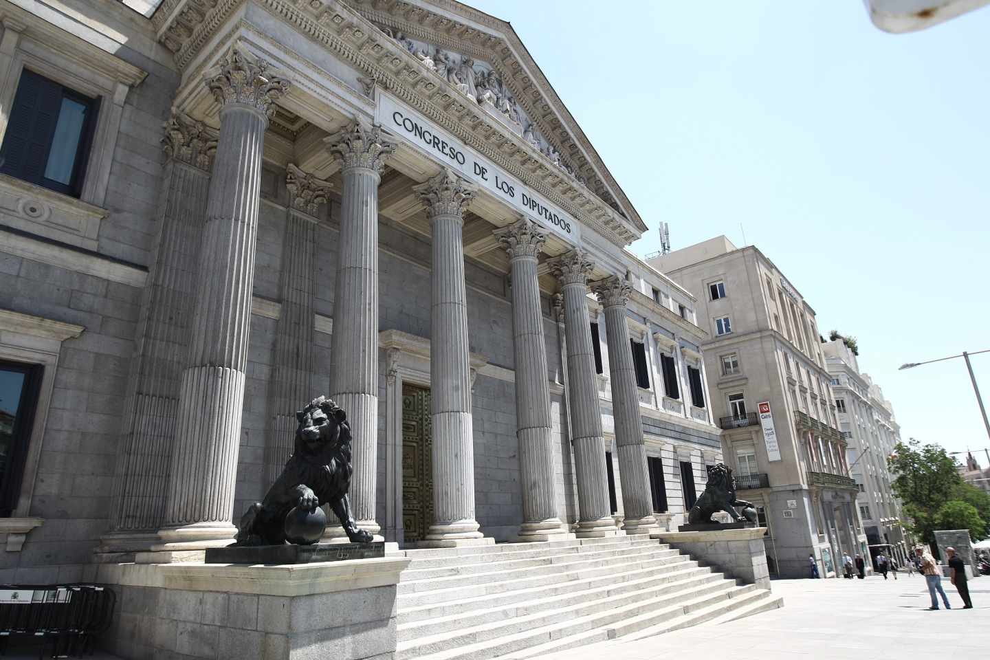 Fachada del Congreso de los Diputados donde hoy saldrá adelante previsiblemente la tramitación de la ley de eutanasia.