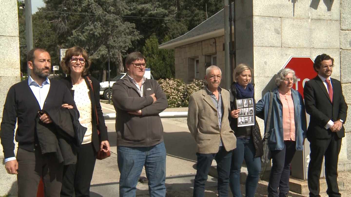 Familiares de personas cuyos restos serán exhumados en el Valle de los Caídos.