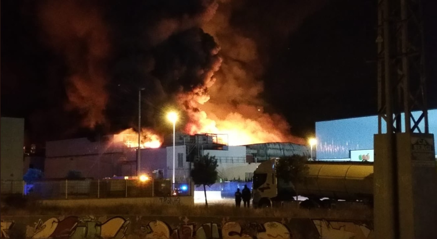 Un incendio destruye una fábrica de panes de un proveedor de Mercadona.