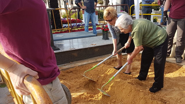 Familiares inician el proceso de exhumación en otra fosa del cementerio de Paterna, el pasado mes de noviembre.