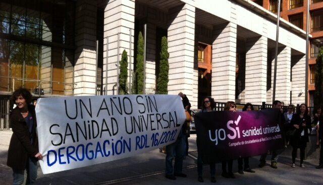 Protesta contra los recortes y la restricción de la sanidad universal frente al Ministerio de Sanidad.