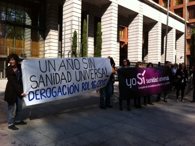 Protesta contra los recortes y la restricción de la sanidad universal frente al Ministerio de Sanidad.