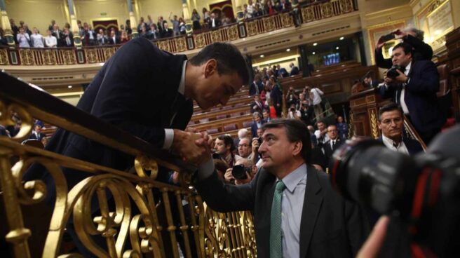 El presidente Pedro Sánchez saluda al portavoz del Grupo Vasco, Aitor Esteban, tras el debate de la moción de censura. El presidente Pedro Sánchez saluda al portavoz del Grupo Vasco, Aitor Esteban, tras el debate de la moción de censura.