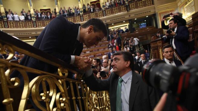 El presidente Pedro Sánchez saluda al portavoz del Grupo Vasco, Aitor Esteban, tras el debate de la moción de censura.