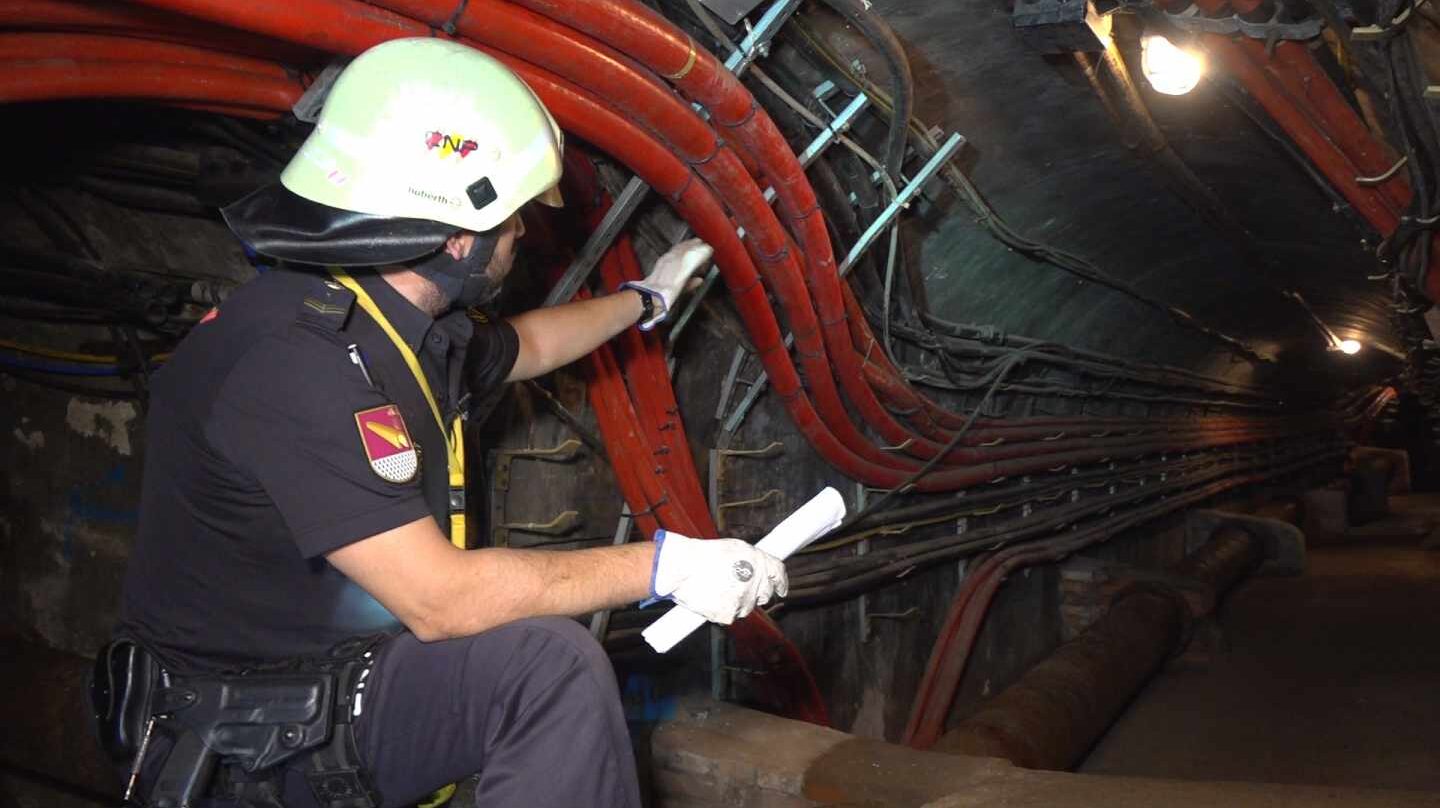 El oficial de Policía Juan Cózar, inspeccionando una galería de servicios en Madrid.