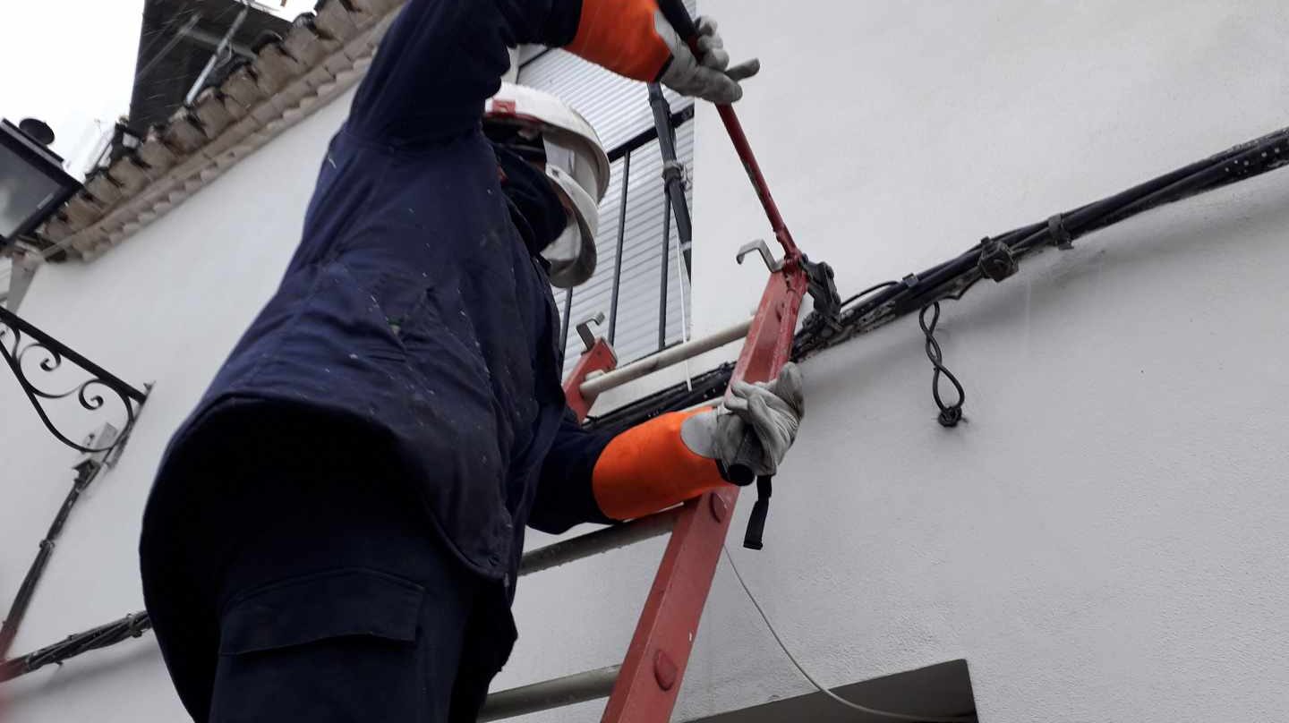 Un operario de Endesa corta un enganche a la red fraudulento.